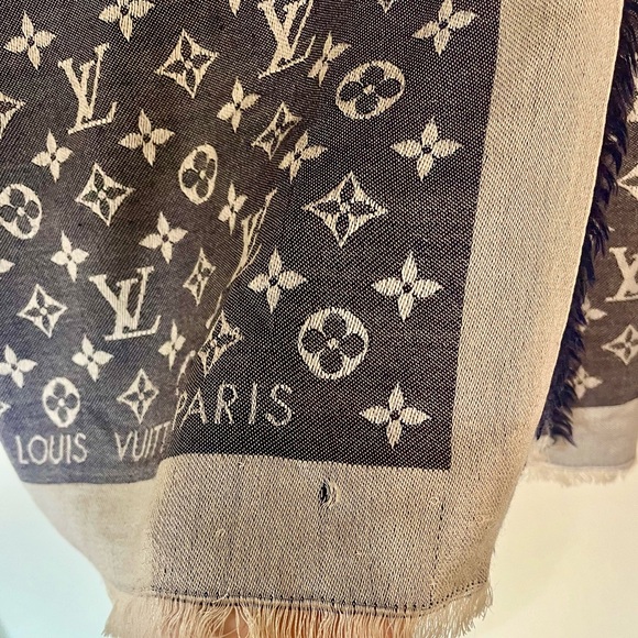 AUTHENTIC MONOGRAM LOUIS VUITTON SHAWL - Picture 4 of 6